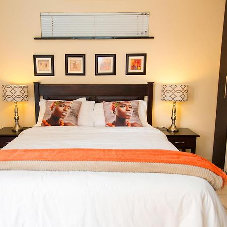 Sollunaa Guesthouse Sandton Extérieur photo