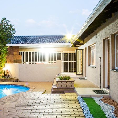 Sollunaa Guesthouse Sandton Extérieur photo